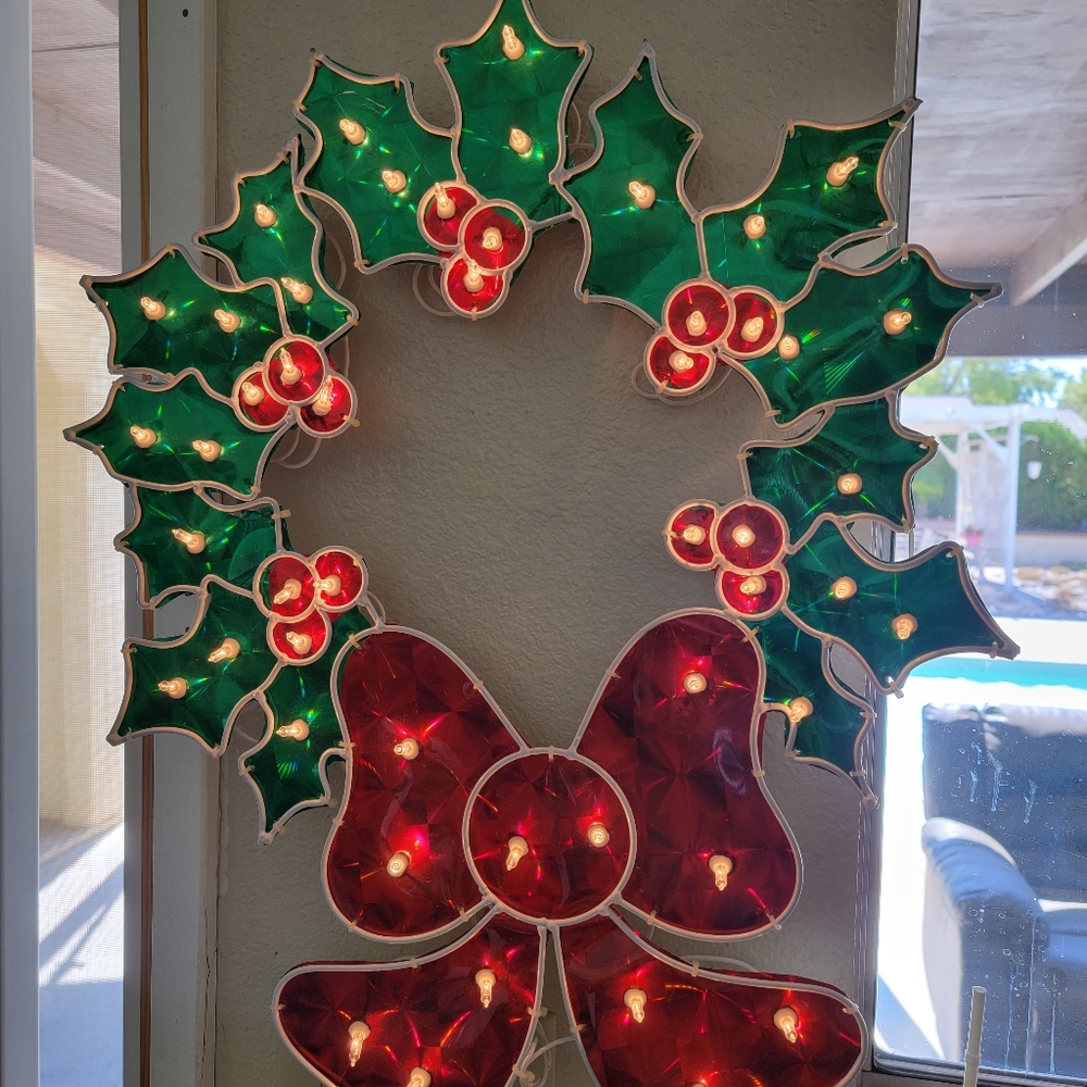 Lighted 24" 2d holographic wreath with/ red bow 50 lights